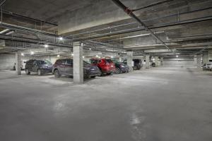 un garage con diverse auto parcheggiate all'interno di Four Points by Sheraton Edmonton West a Edmonton