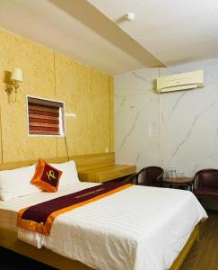 Una habitación de hotel con una cama en una habitación en Khách sạn Khánh Phương, en Quảng Trị
