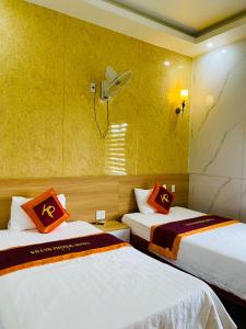 Quảng Trị的住宿－Khách sạn Khánh Phương，一间设有两张橙色和白色床单的房间