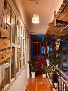 una habitación con plantas en el lateral de un edificio en Lagom studio 18 - đẹp và yên bình, kế bên dinh độc lâp, nhà thờ Đức Bà, đường Nguyễn Du, phường Bến Nghé, Quận 1 en Ho Chi Minh