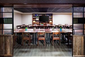 Restorāns vai citas vietas, kur ieturēt maltīti, naktsmītnē Four Points by Sheraton Edmundston Hotel & Conference Center