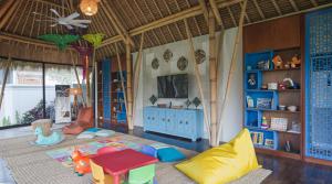 TV a/nebo společenská místnost v ubytování Plataran Ubud Hotel & Spa - CHSE Certified