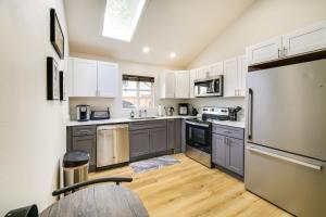 Kuchyň nebo kuchyňský kout v ubytování Modern Pacific Vacation Rental 5 Mi to Lake Tapps