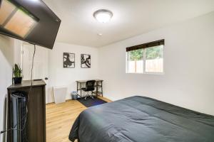 Postel nebo postele na pokoji v ubytování Modern Pacific Vacation Rental 5 Mi to Lake Tapps