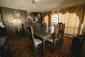 a dining room with a table and chairs at Hotel Andenes in Arequipa