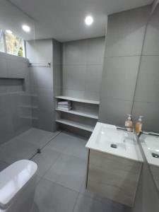 La salle de bains blanche est pourvue d'un lavabo et de toilettes. dans l'établissement Mirador samsara, à La Calera