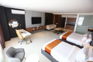 Habitación de hotel con 2 camas y TV de pantalla plana. en Solano Hotel, en Lipá