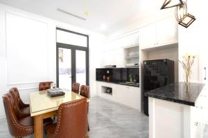 Nhà bếp/bếp nhỏ tại Ánh Dương Villa Homestay Hạ Long 7 Phòng ngủ cách Bãi biển 200m