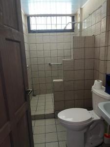 a bathroom with a toilet and a sink at Casa vacacional Morales in Puntarenas