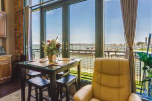 una sala da pranzo con tavolo e vista sull'acqua di Waterfront Sandusky Vacation Rental Downtown! a Sandusky