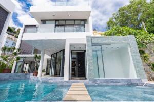 ein Haus mit einem Pool vor einem Haus in der Unterkunft Ruby White Villa RL02 Sea View in Vũng Tàu