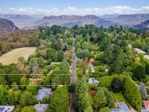eine Luftblick auf eine Stadt mit Bäumen und Bergen in der Unterkunft Leura Country Cottage in Leura + 18 Fotos