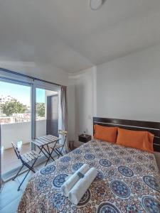 1 dormitorio con 1 cama grande y balcón en La Aurora en Puerto Escondido