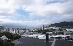 uma vista para uma cidade a partir do telhado de um edifício em Central Nest- view & style em Wellington