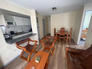 een keuken en een woonkamer met een tafel en stoelen bij Departamento diario Copiapó in Copiapó