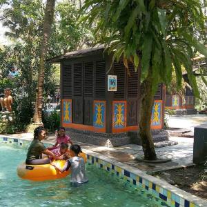 een groep mensen in het water op een vlot bij RB Room Bogorienze The Jungle Bogor in Bogor