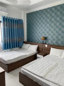 Un pat sau paturi într-o cameră la Kim Ngân Motel