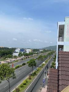 widok na ulicę miejską z budynku w obiekcie Kim Ngân Motel w mieście Châu Đốc