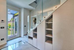 - un escalier dans une maison avec des étagères dans l'établissement Il Sogno di Chiara, à Lierna