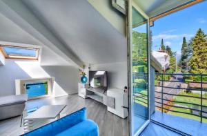 - un salon avec un canapé bleu et une grande fenêtre dans l'établissement Il Sogno di Chiara, à Lierna