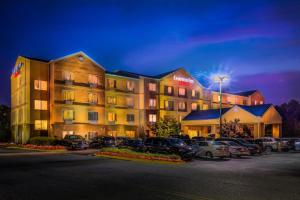 un hôtel avec des voitures garées dans un parking dans l'établissement Fairfield Inn Richmond Chester, à Chester