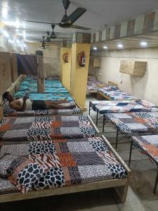 a group of beds lined up in a room at OYO Hotel Yash Galaxy in Kānpur