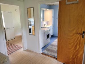 een keuken met een wasmachine en droger in de kamer bij Sommarstuga in Vårgårda