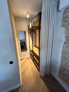Habitación con armario de cristal y cortina en B34 Loft Apartment, en Riga