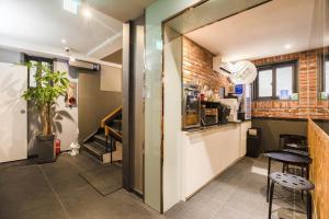 ソウルにあるHotel dongyangjang Dongdaemun-Jongnoのキッチン(カウンター付)、バー(スツール付)