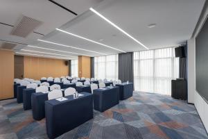 uma sala de conferências com cadeiras e um pódio em Holiday Inn Express Nanning Convention&Exhibition em Nanning