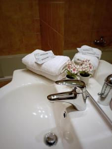 lavamanos con toallas y grifo en Baciati dal Sole-Self check-in en San Pellegrino Terme