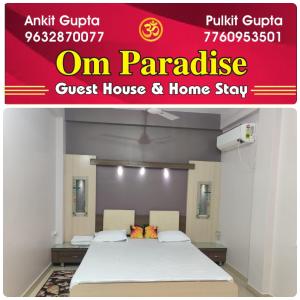 een poster voor een pension en een verblijf thuis bij Om Paradise in Ujjain