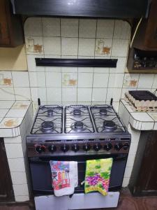 a stove top oven sitting in a kitchen at Económicas y Cómodas Habitaciones Privadas cerca de Playa in Arica