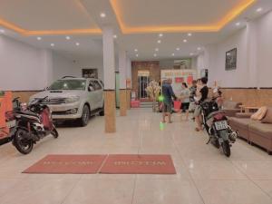 una sala de estar con motocicletas estacionadas en un edificio en Hoài Thu Hotel Vũng Tàu en Vung Tau