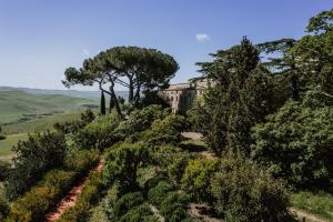 un jardin avec des arbres et des buissons sur une colline dans l'établissement Antico Feudo San Giorgio, à Polizzi Generosa