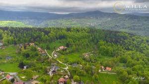 uma vista aérea de uma aldeia numa floresta em Willa Na Złotym Widoku em Piechowice