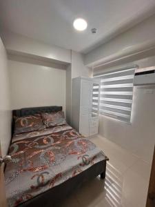 Un pat sau paturi într-o cameră la Vine Residences 2 Bedroom Condo JMB Staycation