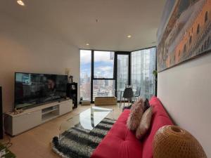 Ruang duduk di Experience Luxury at Southbank’s Newest Apt w/ City View