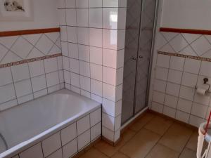 Koupelna v ubytování Zuhause mit Aussicht + 13 fotografií