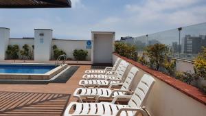 Bazén v ubytování Hermoso departamento amoblado con piscina, area parrillas nebo v jeho okolí