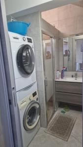 eine Waschmaschine und eine Waschmaschine im Bad in der Unterkunft SottoCosta in Castro di Lecce