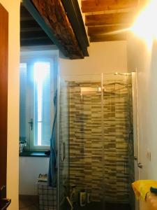 een douche met een glazen deur in de badkamer bij Appartamento vista Rocca in Sala Baganza