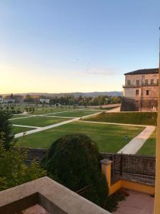 サーラ・バガンツァにあるAppartamento vista Roccaの建物のバルコニーからキャンパスの景色を望めます。