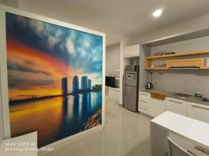 uma cozinha com uma grande pintura na parede em Peace home09 em Cyberjaya