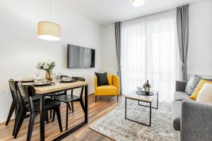 uma sala de estar com uma mesa e um sofá em Apartmán Výhledy Lipno em Lipno nad Vltavou