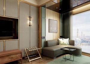 La Passion Premium Cau Go في هانوي: غرفة معيشة مع أريكة ونافذة