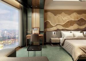 um quarto com uma cama, uma secretária e uma janela em La Passion Premium Cau Go em Hanói