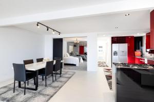 Virtuvė arba virtuvėlė apgyvendinimo įstaigoje Scarborough Waterfront Penthouse Unit