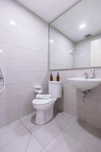 Koupelna v ubytování Aanya at benson Pakuwon Mall