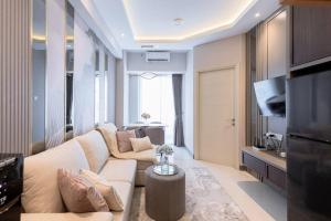 TV a/nebo společenská místnost v ubytování Aanya at benson Pakuwon Mall